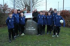 Spendenübergabe mit Jan Grimm (Mitte), Bürgermeister Hartwig Bendfeldt (3. v. re.), einer Jugendfußballmannschaft mit Trainer Marco Gau (2. v. lks.) sowie der 1. Vorsitzenden des Jugendfördervereins Sibylle Frank (3. v. lks.) und Kassenwartin Peggy Adeberg (5. v. lks.).
