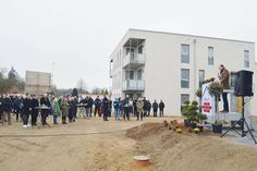 Vor zahlreichen geladenen Gästen hielt WOBAU OH-Geschäftsführer Fabian Weist seine Rede zum Richtfest.