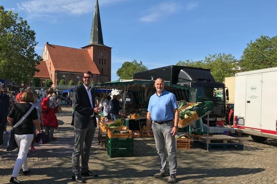 Erster Stadtrat Sebastian Schmidt (lks.) im Gespräch mit Marktmeister Peter Heuer (re.).
