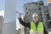Mit dem Startsignal von Neustadts Bürgermeister Mirko Spieckermann begann im Juni der Abriss des 54 Meter hohe HaGe-Speicherturms auf der Hafenwestseite.
