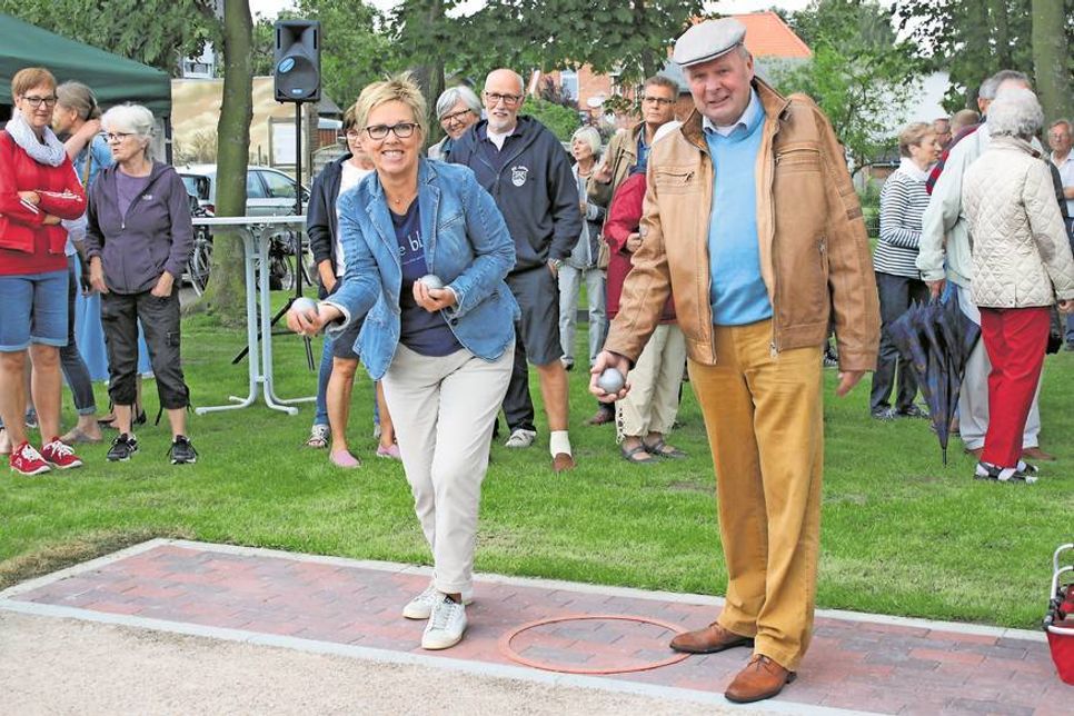 Offizieller Startschuss: Die ersten Kugeln warfen Kirsten Sköries und Volkert Stoldt.