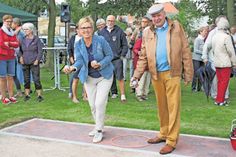 Offizieller Startschuss: Die ersten Kugeln warfen Kirsten Sköries und Volkert Stoldt.