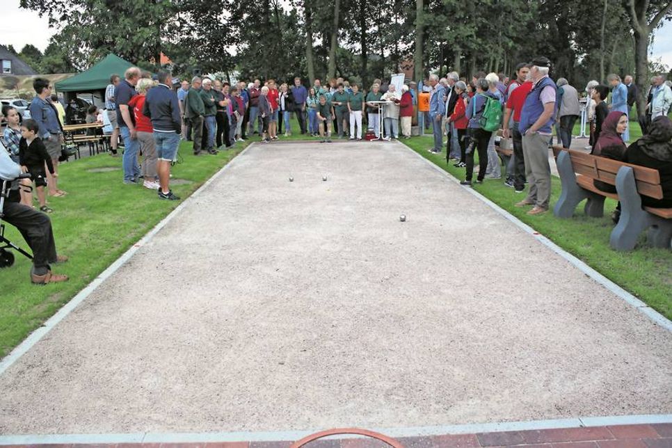 Unter großer Beteiligung der Bevölkerung wurden zwei Boule-Bahnen eingeweiht.
