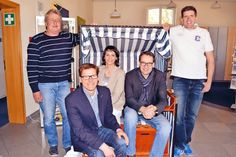 Tourismuschef Joachim Nitz, Marketingleiterin Silke Szymoniak und Designer Torsten Meyer-Bogya (2.v.re.) haben in einem herkömmlichen Strandkorb Platz genommen. Die Strandkorbvermieter Thomas Voss (li.) und Marcus Bade sind auf die eingereichten Entwürfe gespannt. (Foto: Kleinschmidt)