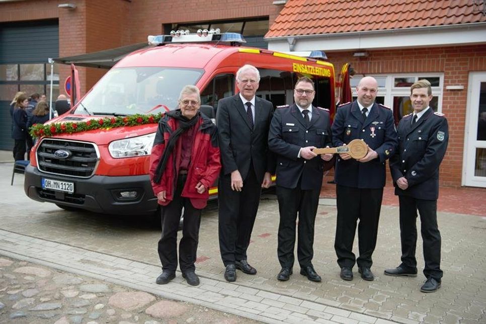 Architekt Harm Hoffmann, Ortswehrführer Tim Hamann, Gemeindewehrführer Dennis Prüß und Bürgermeister Winfried Saak (v. lks.) bei der feierlichen Übergabe des neuen Gerätehauses.