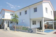 Nach nur 14-monatiger Bauzeit ist aus der ehemaligen Hausmeisterwohnung ein stattliches Kinderhaus geworden.