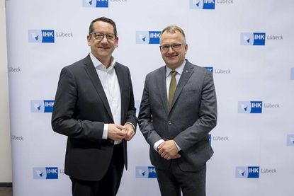 Die neue Spitze der IHK zu Lübeck: Hauptgeschäftsführer Lars Schöning (lks.) und Präses Hagen Goldbeck (re.). (Foto: Fotoagentur 54°/Felix König)