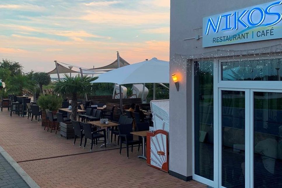 Direkt am Seebrückenplatz in Pelzerhaken liegt das griechische Restaurant und Café Nikos.