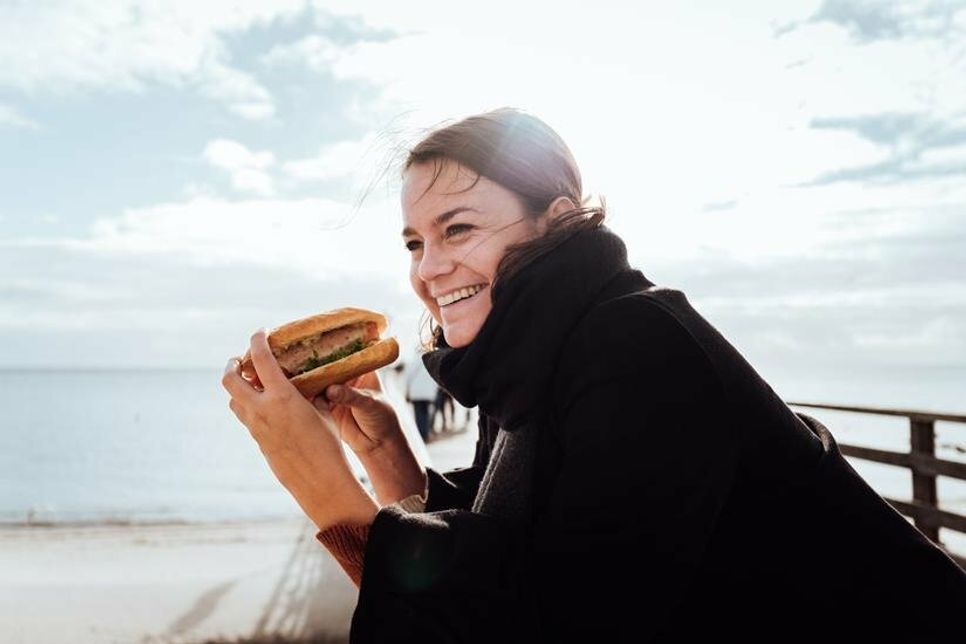 Besucher können sich auf ein abwechslungsreiches Angebot an Fischbrötchen und anderen Leckereien freuen.