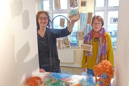 Das Freya-Frahm-Haus unter der Leitung von Christa Heller ist der perfekte Rahmen für die Kunst von Angela Czaja – „angespült“ heißt die neue Ausstellung, und der Name ist auch Programm