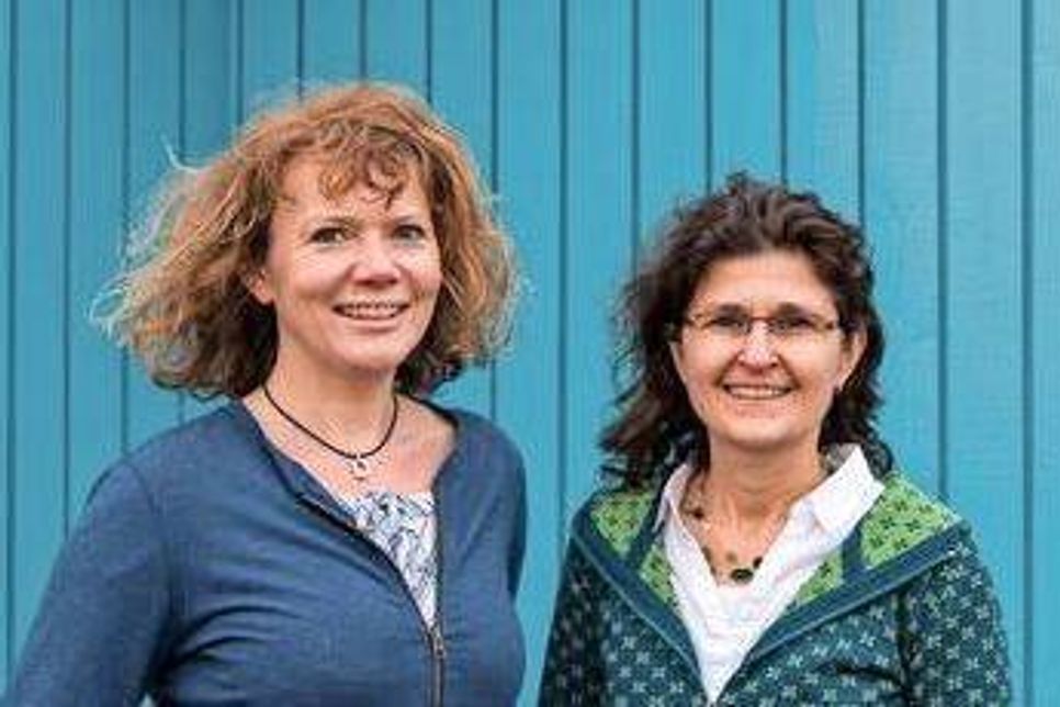 Für Britta Fenske und Christiane Graupmann-Oosterwoud (v. lks.) ist es wichtig, dass die Kinder mit allen Sinnen lernen. Dabei wird der Lernstoff auf das jeweilige Kind abgestimmt.