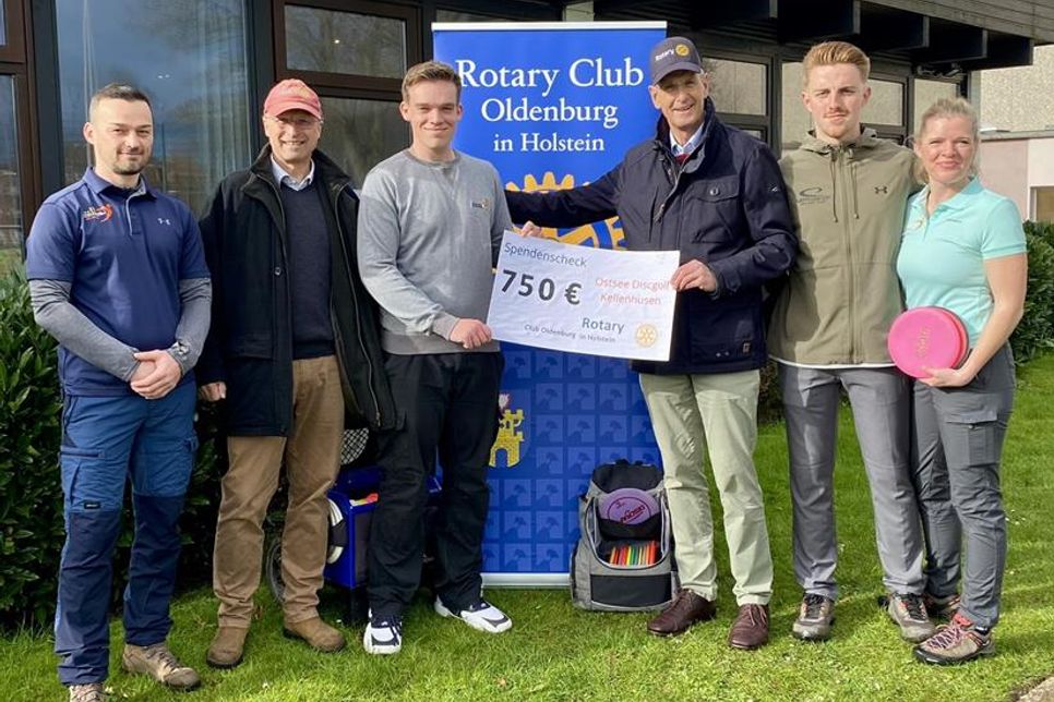 Beste Stimmung bei der Scheckübergabe: Trainer Christian Brumme, Rotarier Wulf Sophus Theophile, Turnierdirektor Silas Grümmert, Präsident Hannes Wendroth, Deutscher Meister Timo Hartmann und Vereinsmitglied Johanna Jordan (v. lks.).