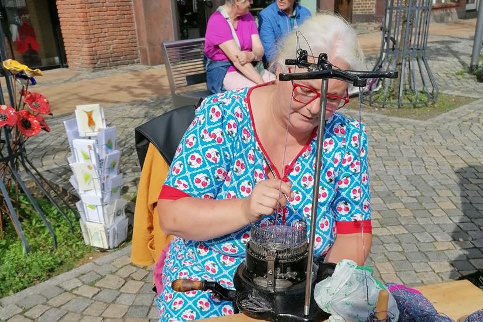 Ein besonderes Highlight ist die Vorführung einer Strickmaschine aus dem Jahr 1911 durch Hilke Häusler.