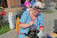 Ein besonderes Highlight ist die Vorführung einer Strickmaschine aus dem Jahr 1911 durch Hilke Häusler.