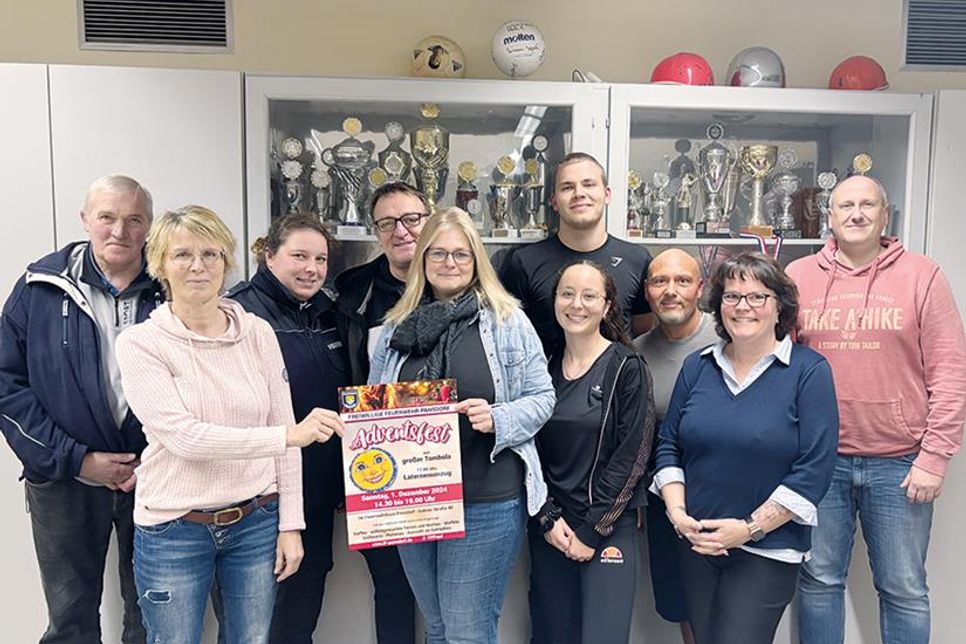 Pansdorfs Ortswehrführer Marco Krebs (re.) freut sich über die tolle Arbeit des Festausschusses, der ein abwechslungsreiches Programm für die ganze Familie zusammengestellt und organisiert hat.