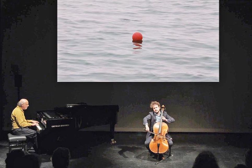 Michael Rettig (li.) und Clovis Michon (re.) mit den Videokunstwerken von Jobst von Berg
