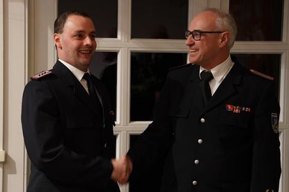 Amtsübergabe: Bernd Bader (re.) übergibt den Posten der stellvertretenden Wehrführung an Jan-Henrick Landschoof.