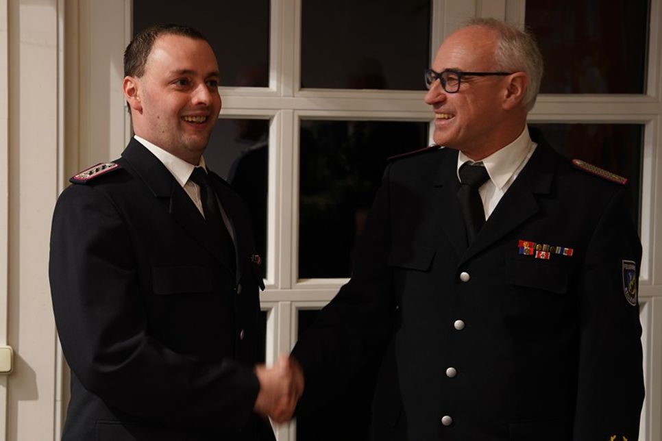 Amtsübergabe: Bernd Bader (re.) übergibt den Posten der stellvertretenden Wehrführung an Jan-Henrick Landschoof.