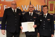 18 Jahre lang war Bernd Bader (Mi.) stellvertretender Wehrführer, dafür gab es „Gold“ vom Land Schleswig-Holstein und lobende Worte von Kreiswehrführer Michael Hasselmann (re.) und Hans-Werner Landschoof.