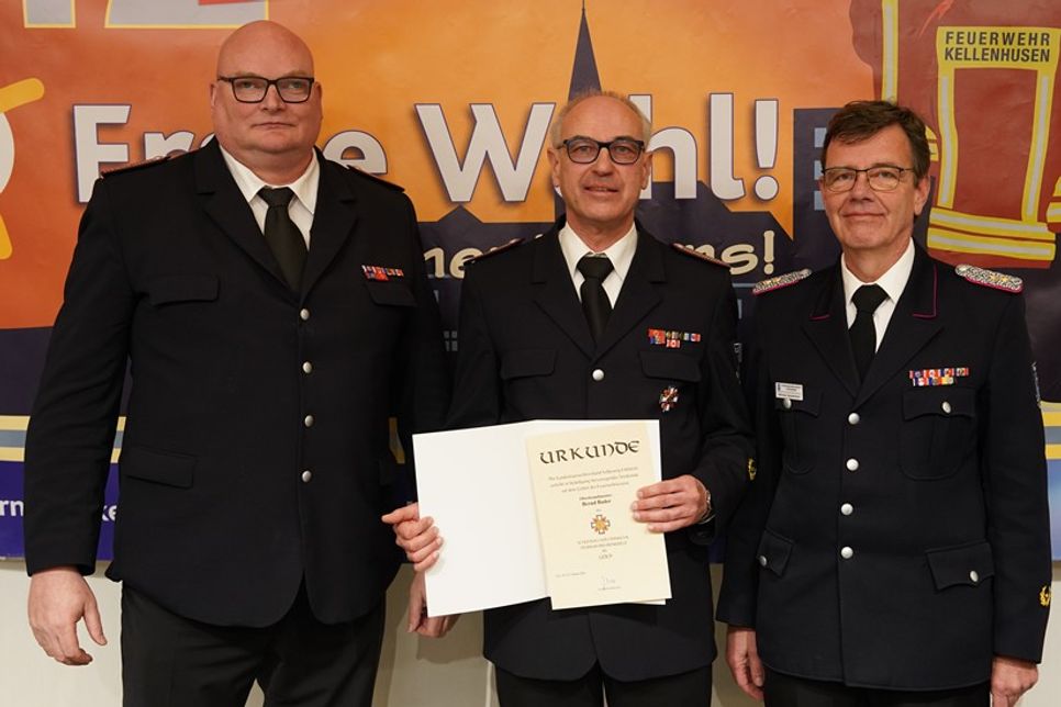 18 Jahre lang war Bernd Bader (Mi.) stellvertretender Wehrführer, dafür gab es „Gold“ vom Land Schleswig-Holstein und lobende Worte von Kreiswehrführer Michael Hasselmann (re.) und Hans-Werner Landschoof.