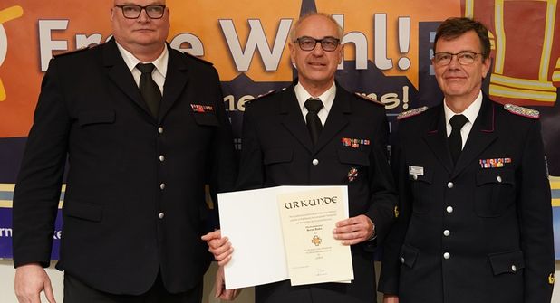 18 Jahre lang war Bernd Bader (Mi.) stellvertretender Wehrführer, dafür gab es „Gold“ vom Land Schleswig-Holstein und lobende Worte von Kreiswehrführer Michael Hasselmann (re.) und Hans-Werner Landschoof.