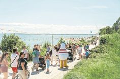 Mit Blick auf die Ostsee warten zahlreiche Aktionen und musikalische Höhepunkte auf die Gäste.