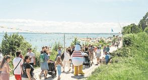 Mit Blick auf die Ostsee warten zahlreiche Aktionen und musikalische Höhepunkte auf die Gäste.