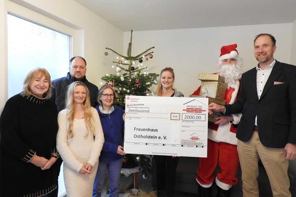 Sybille Rohowsky, Lena Oeverdiek, Bianca Wehner und Marie Podewski (v.li.) sagten Danke für die Weihnachtsspende, die Landrat Timo Gaarz und Fabian Weist (re.) in Begleitung übergaben.