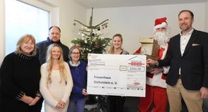 Sybille Rohowsky, Lena Oeverdiek, Bianca Wehner und Marie Podewski (v.li.) sagten Danke für die Weihnachtsspende, die Landrat Timo Gaarz und Fabian Weist (re.) in Begleitung übergaben.