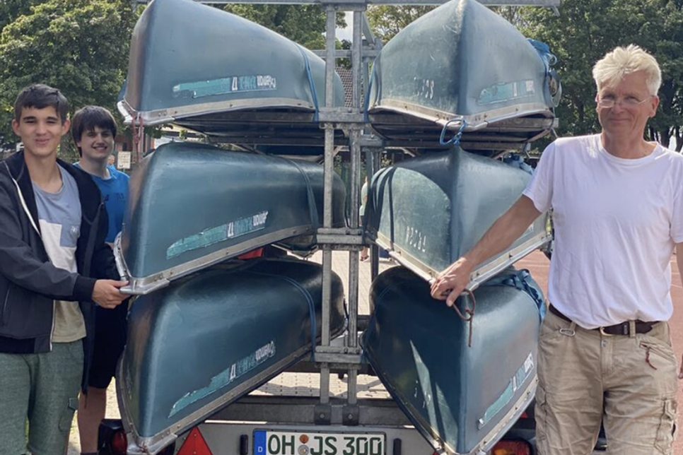 Mit Paddel und Spaß ins Abenteuer: Die Wildwasserkanuten wagen sich aufs Wasser.