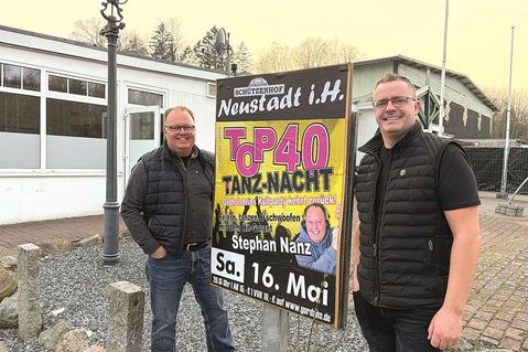 DJ Stephan Nanz (lks.) legt bei Gordan Lockowandt im Schützenhof auf.