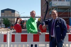 Bürgermeister Mirko Spieckermann (re.) und Werkleiter Dr. Mark Jahn vor dem Bau der Energiezentrale für die Wärmeversorgung der Hafenwestseite.