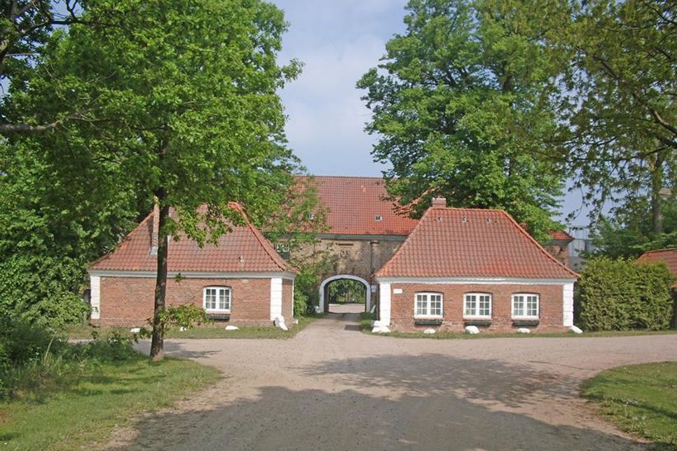 Das Torhaus von Schmoel aus dem Jahr 1699.