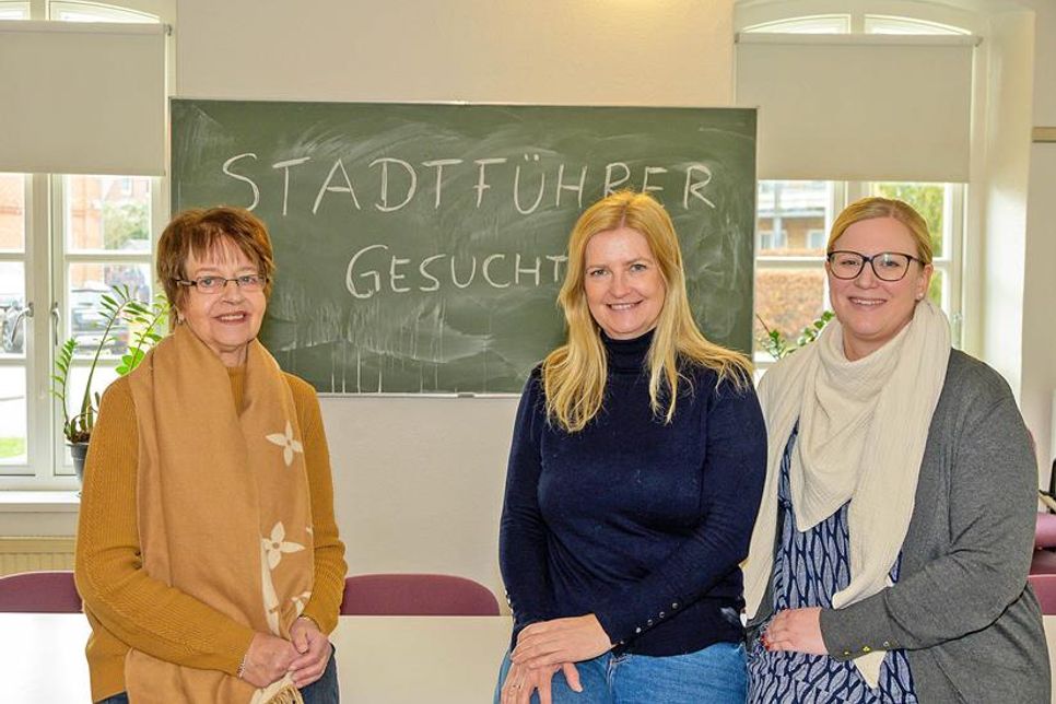 Volkshochschulleiterin Renate Appel, die Leiterin der Tourist Info Caroline Backmann und Annika Rüting (v. l.) werben mit einem neuen Ausbildungskurs für neue Gästeführer in der Stadt Plön – die Abende sind für Interessierte auch einzeln buchbar.