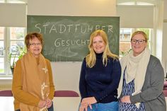 Volkshochschulleiterin Renate Appel, die Leiterin der Tourist Info Caroline Backmann und Annika Rüting (v. l.) werben mit einem neuen Ausbildungskurs für neue Gästeführer in der Stadt Plön – die Abende sind für Interessierte auch einzeln buchbar.
