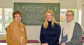 Volkshochschulleiterin Renate Appel, die Leiterin der Tourist Info Caroline Backmann und Annika Rüting (v. l.) werben mit einem neuen Ausbildungskurs für neue Gästeführer in der Stadt Plön – die Abende sind für Interessierte auch einzeln buchbar.