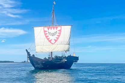 Die Hansekogge ist Veranstaltungsort der Reihe „Gemeinsam auftischen – Ernährungswochen SH 2025“. Den Auftakt macht eine Schnippelparty an Bord.