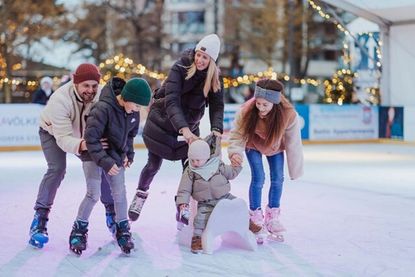 Die EISWELT SCHARBEUTZ begeistert mit zwei Echteisbahnen, einer eigenen Eisstock-Arena, einem Eishockeyfeld sowie einem Eisrundlauf durch den Kurpark und den Kurparksee. (Foto: www.luebecker-bucht-ostsee.de)