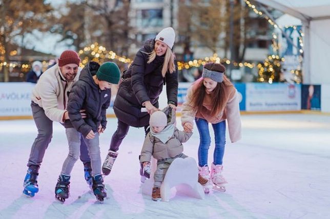 Die EISWELT SCHARBEUTZ begeistert mit zwei Echteisbahnen, einer eigenen Eisstock-Arena, einem Eishockeyfeld sowie einem Eisrundlauf durch den Kurpark und den Kurparksee. (Foto: www.luebecker-bucht-ostsee.de)