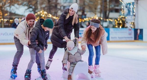 Die EISWELT SCHARBEUTZ begeistert mit zwei Echteisbahnen, einer eigenen Eisstock-Arena, einem Eishockeyfeld sowie einem Eisrundlauf durch den Kurpark und den Kurparksee. (Foto: www.luebecker-bucht-ostsee.de)