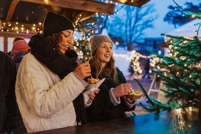 Lichtergeschmückter Budenzauber bei der EISWELT SCHARBEUTZ. (Foto: www.luebecker-bucht-ostsee.de)