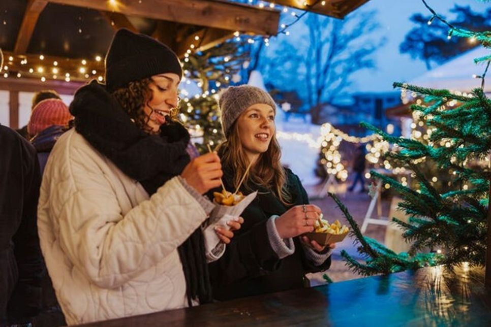 Lichtergeschmückter Budenzauber bei der EISWELT SCHARBEUTZ. (Foto: www.luebecker-bucht-ostsee.de)