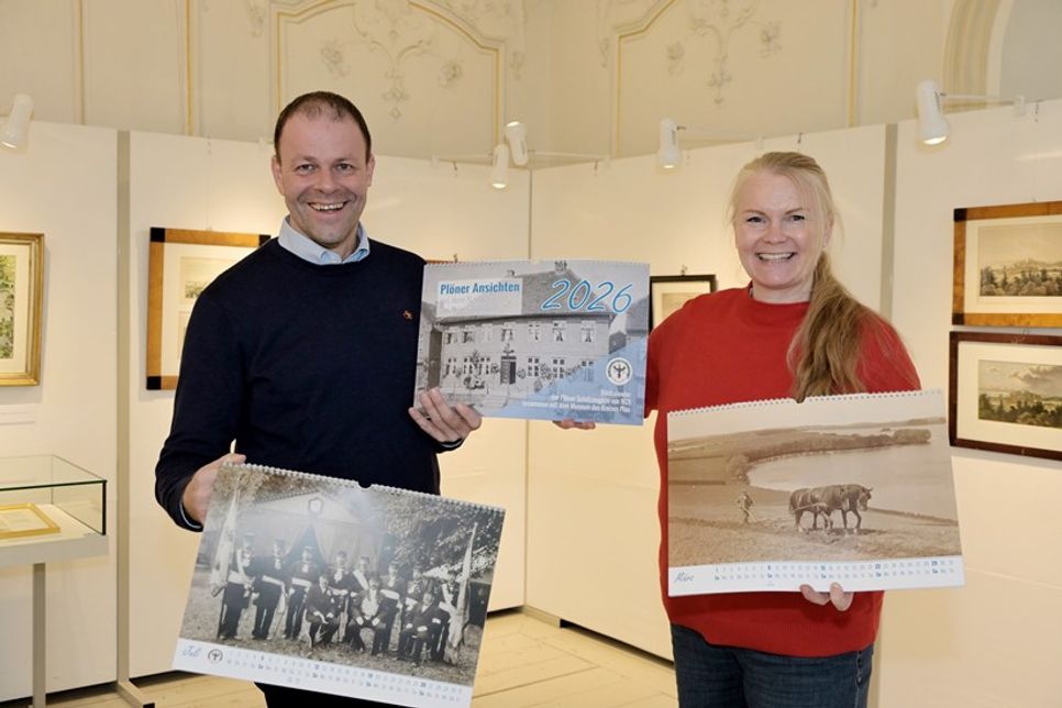 Museumsleiterin Julia Meyer und Torben Martens als Vertreter der Plöner Schützengilde von 1621 haben den Kalender „Plöner Ansichten 2026“ vorgestellt.
