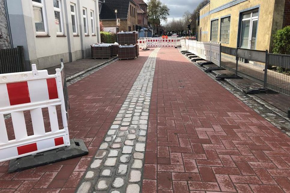 Der alte Asphalt im Rosengarten ist maritimen Steinen mit hanseatischer Optik gewichen. Der neue Stil passt zu den anderen neuen Pflasterungen der Stadt.