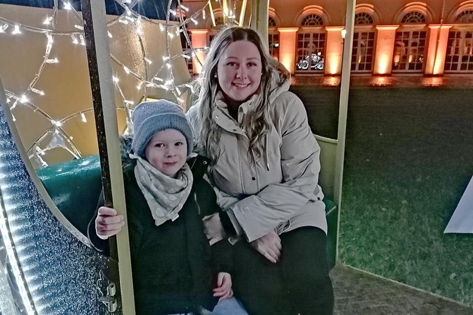 Nahmen in der Kutsche Platz: Luca und Sophia Schnoor.