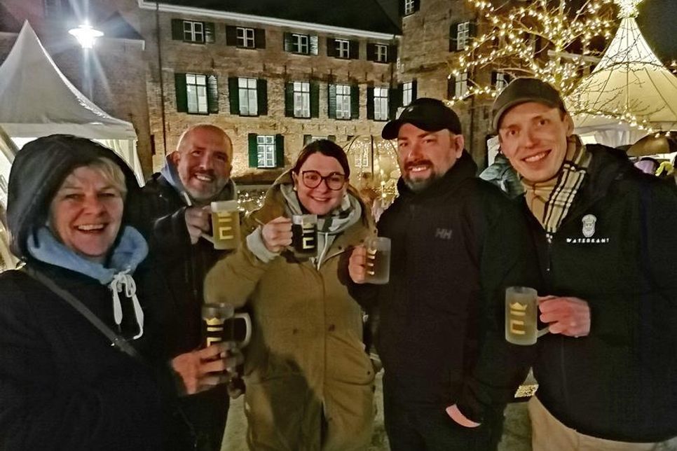 Kerstin Krützfeldt genoss mit Enno, Lena und Robert Strehlau in Familie den ersten Punsch gemeinsam mit Bosse Willenberg.