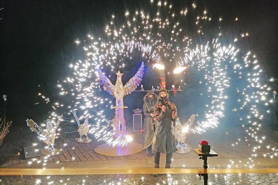 Die Lichter gingen an und die Stadt war bereit: Vom Regen jedenfalls ließen sich die zahlreichen Besucher*innen der Eröffnung der diesjährigen „Lichterstadt“ nicht davon abhalten, zu bummeln, reichlich Fotos zu machen und den ersten Punsch samt Mutzen zu genießen.