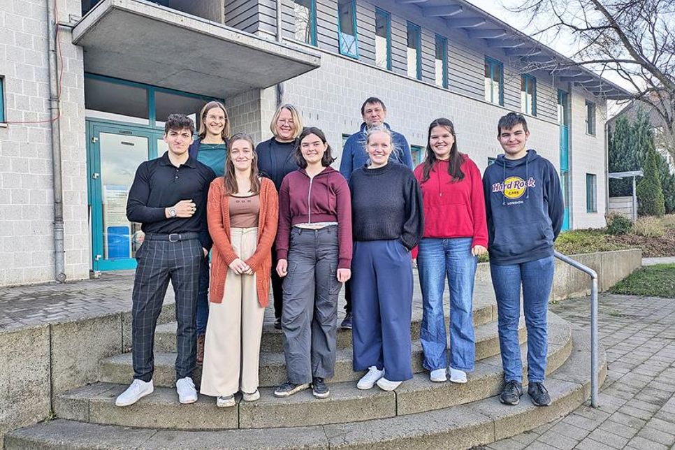 Die Veranstalterinnen vor dem Haus der Diakonie (v.l.n.r.): Declan Kelting, Jugendbeirat Preetz; Charlotte Reimann, Freiwilligenzentrum im Kreis Plön; Magdalena Krol, Jugendbeirat Preetz; Gesa Grube-Bente, Kreisvolkshochschule Plön; Desirée Kraft, Jugendbeirat Preetz; Benjamin Langecker, Jugendzentrum Preetz; Alina Marxen, Kreisjugendring Plön; Helene Fechner und Paul Fechner. Auf dem Foto fehlen Leonie Peters, Volkshochschule Preetz, und Angela Bludau, Jugendzentrum Preetz.
