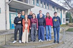 Die Veranstalterinnen vor dem Haus der Diakonie (v.l.n.r.): Declan Kelting, Jugendbeirat Preetz; Charlotte Reimann, Freiwilligenzentrum im Kreis Plön; Magdalena Krol, Jugendbeirat Preetz; Gesa Grube-Bente, Kreisvolkshochschule Plön; Desirée Kraft, Jugendbeirat Preetz; Benjamin Langecker, Jugendzentrum Preetz; Alina Marxen, Kreisjugendring Plön; Helene Fechner und Paul Fechner. Auf dem Foto fehlen Leonie Peters, Volkshochschule Preetz, und Angela Bludau, Jugendzentrum Preetz.