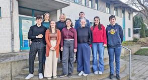 Die Veranstalterinnen vor dem Haus der Diakonie (v.l.n.r.): Declan Kelting, Jugendbeirat Preetz; Charlotte Reimann, Freiwilligenzentrum im Kreis Plön; Magdalena Krol, Jugendbeirat Preetz; Gesa Grube-Bente, Kreisvolkshochschule Plön; Desirée Kraft, Jugendbeirat Preetz; Benjamin Langecker, Jugendzentrum Preetz; Alina Marxen, Kreisjugendring Plön; Helene Fechner und Paul Fechner. Auf dem Foto fehlen Leonie Peters, Volkshochschule Preetz, und Angela Bludau, Jugendzentrum Preetz.
